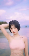 粉色泳装浪漫，身材略显匀称的漂亮可爱女生海边泳装温婉写真美照