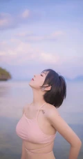 粉色泳装浪漫，身材略显匀称的漂亮可爱女生海边泳装温婉写真美照