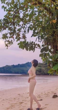 粉色泳装浪漫，身材略显匀称的漂亮可爱女生海边泳装温婉写真美照