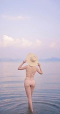 粉色泳装浪漫，身材略显匀称的漂亮可爱女生海边泳装温婉写真美照