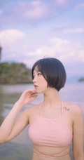 粉色泳装浪漫，身材略显匀称的漂亮可爱女生海边泳装温婉写真美照