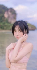 粉色泳装浪漫，身材略显匀称的漂亮可爱女生海边泳装温婉写真美照