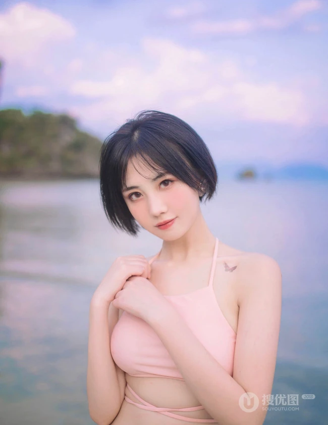 粉色泳装浪漫，身材略显匀称的漂亮可爱女生海边泳装温婉写真美照