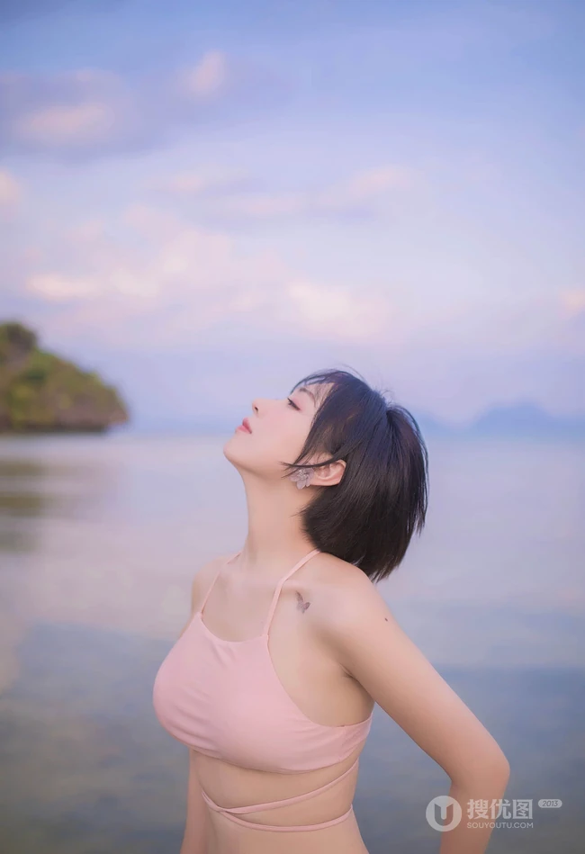 粉色泳装浪漫，身材略显匀称的漂亮可爱女生海边泳装温婉写真美照