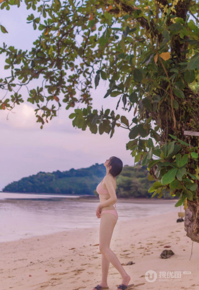 粉色泳装浪漫，身材略显匀称的漂亮可爱女生海边泳装温婉写真美照