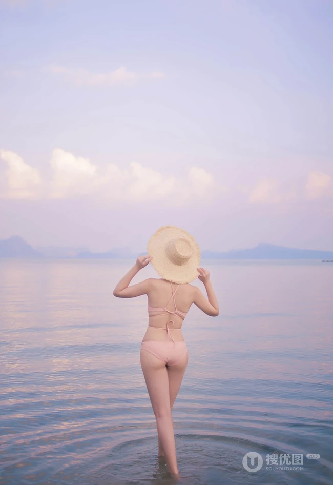粉色泳装浪漫，身材略显匀称的漂亮可爱女生海边泳装温婉写真美照