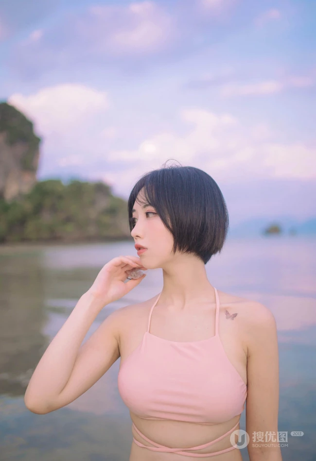 粉色泳装浪漫，身材略显匀称的漂亮可爱女生海边泳装温婉写真美照