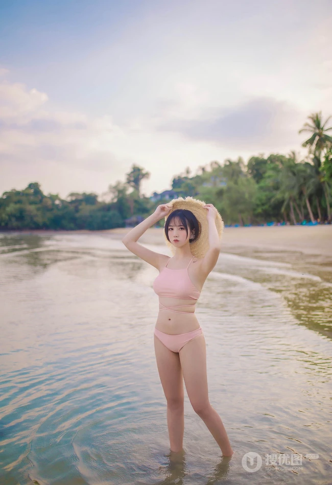 粉色泳装浪漫，身材略显匀称的漂亮可爱女生海边泳装温婉写真美照