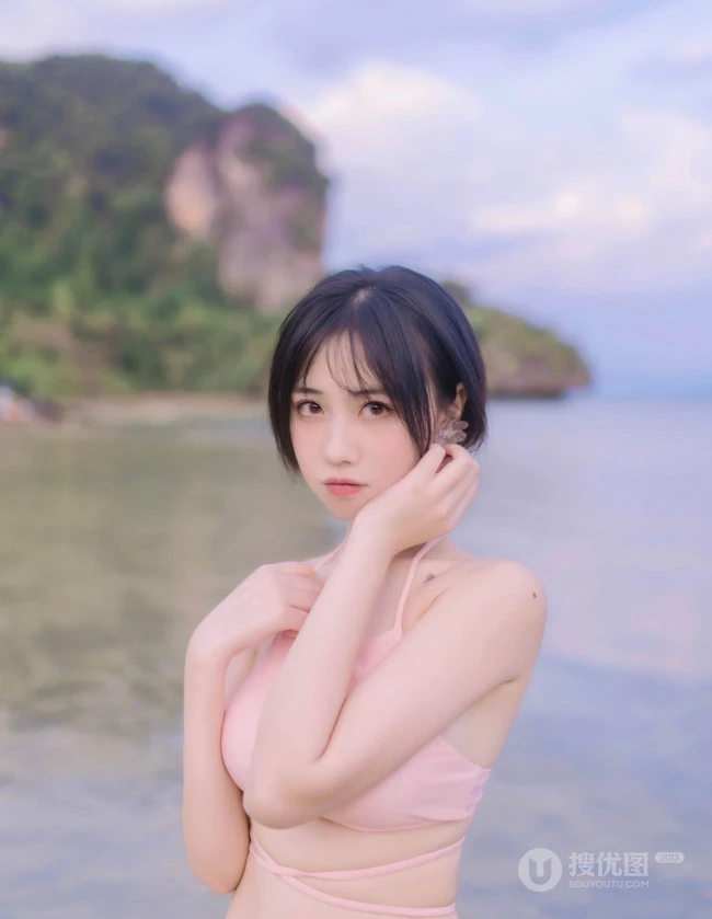 粉色泳装浪漫，身材略显匀称的漂亮可爱女生海边泳装温婉写真美照