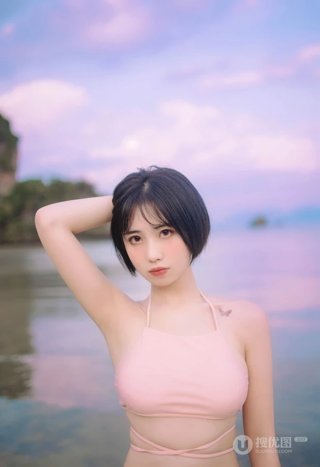 粉色泳装浪漫，身材略显匀称的漂亮可爱女生海边泳装温婉写真美照