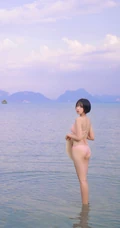 粉色泳装浪漫，身材略显匀称的漂亮可爱女生海边泳装温婉写真美照