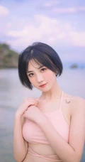 粉色泳装浪漫，身材略显匀称的漂亮可爱女生海边泳装温婉写真美照