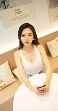 气质时尚模样佳，女生模特燕子紧身牛仔热裤、及紧身包臀裙街拍写真魅力