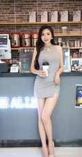 气质时尚模样佳，女生模特燕子紧身牛仔热裤、及紧身包臀裙街拍写真魅力