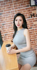 气质时尚模样佳，女生模特燕子紧身牛仔热裤、及紧身包臀裙街拍写真魅力