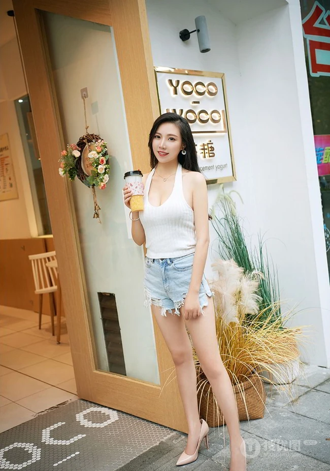 气质时尚模样佳，女生模特燕子紧身牛仔热裤、及紧身包臀裙街拍写真魅力