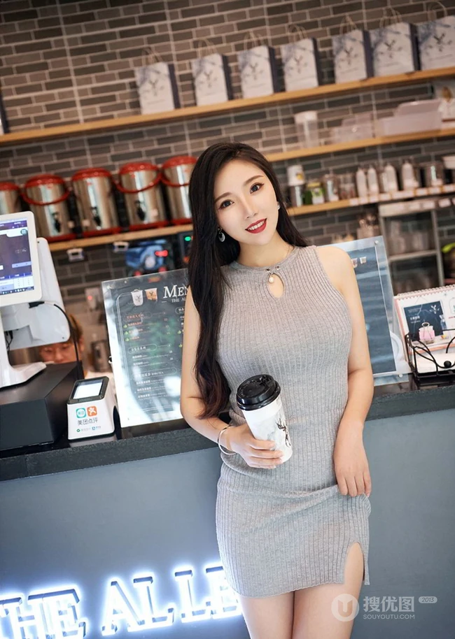 气质时尚模样佳，女生模特燕子紧身牛仔热裤、及紧身包臀裙街拍写真魅力
