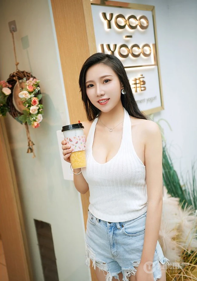 气质时尚模样佳，女生模特燕子紧身牛仔热裤、及紧身包臀裙街拍写真魅力
