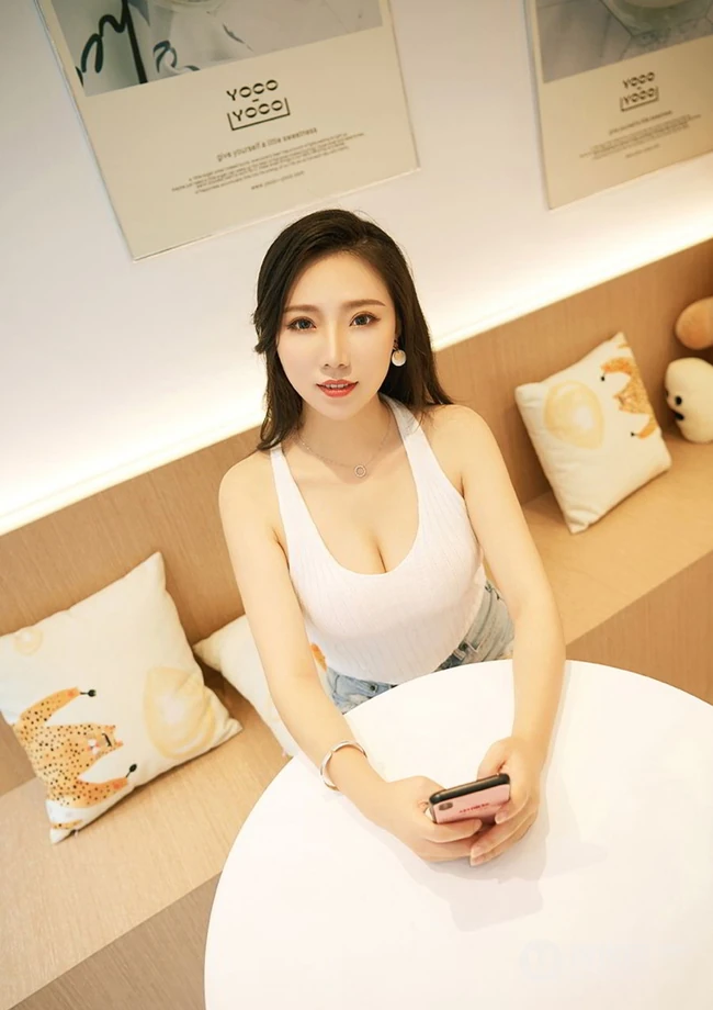气质时尚模样佳，女生模特燕子紧身牛仔热裤、及紧身包臀裙街拍写真魅力