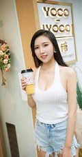 气质时尚模样佳，女生模特燕子紧身牛仔热裤、及紧身包臀裙街拍写真魅力