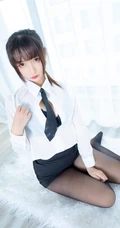 气质90后女生嫩模OL制服白衬衫、超短裙、深袜袜室内氛围写真吸睛图片