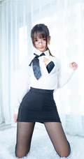 气质90后女生嫩模OL制服白衬衫、超短裙、深袜袜室内氛围写真吸睛图片