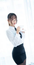 气质90后女生嫩模OL制服白衬衫、超短裙、深袜袜室内氛围写真吸睛图片