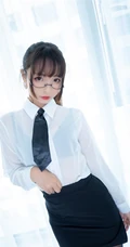 气质90后女生嫩模OL制服白衬衫、超短裙、深袜袜室内氛围写真吸睛图片