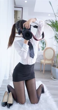 气质90后女生嫩模OL制服白衬衫、超短裙、深袜袜室内氛围写真吸睛图片