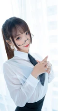 气质90后女生嫩模OL制服白衬衫、超短裙、深袜袜室内氛围写真吸睛图片
