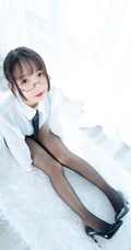 气质90后女生嫩模OL制服白衬衫、超短裙、深袜袜室内氛围写真吸睛图片