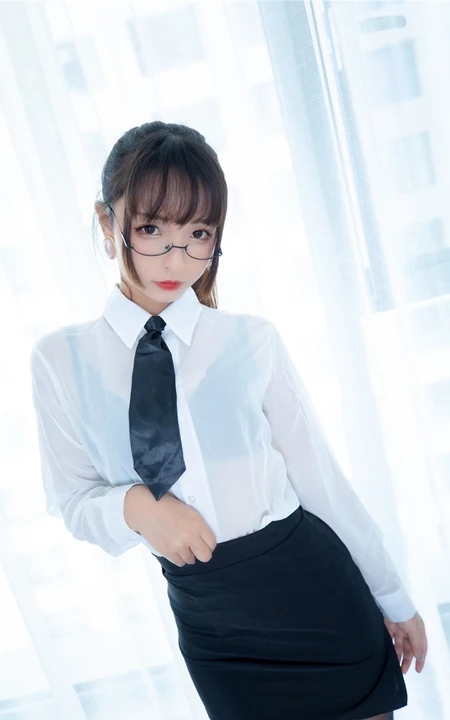 气质90后女生嫩模OL制服白衬衫、超短裙、深袜袜室内氛围写真吸睛图片