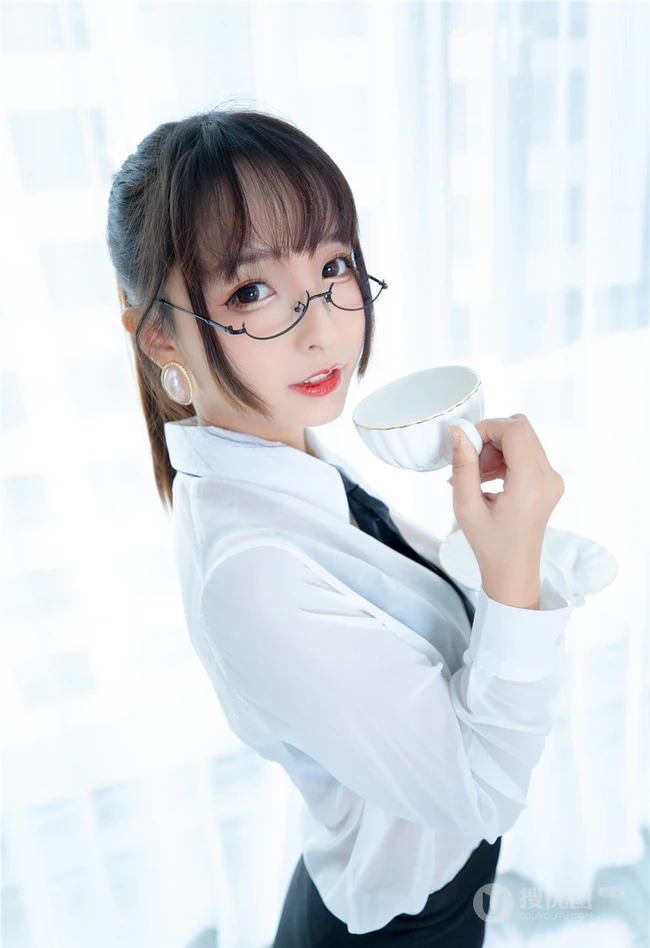 气质90后女生嫩模OL制服白衬衫、超短裙、深袜袜室内氛围写真吸睛图片