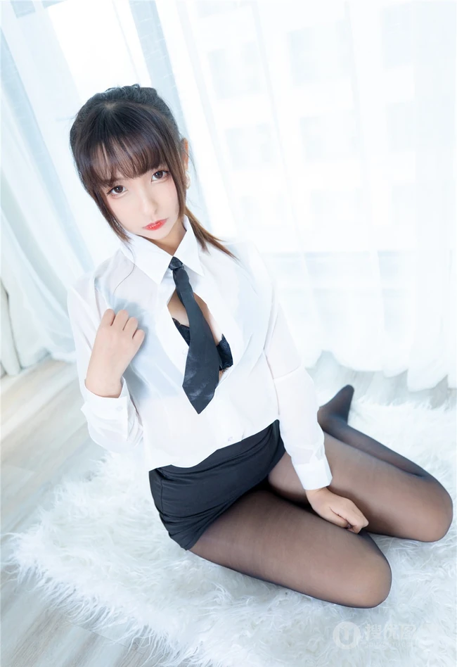 气质90后女生嫩模OL制服白衬衫、超短裙、深袜袜室内氛围写真吸睛图片