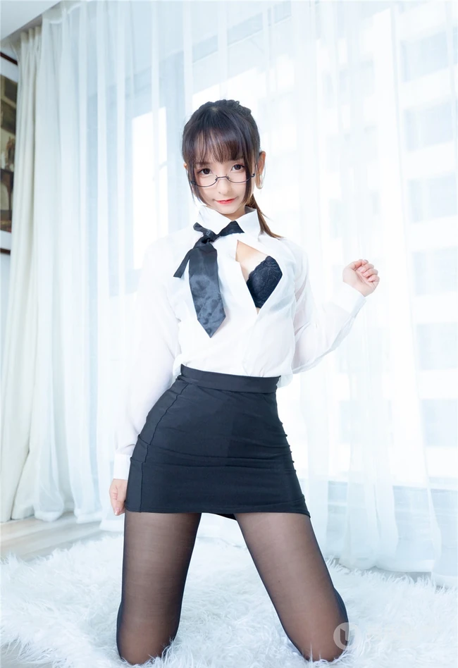 气质90后女生嫩模OL制服白衬衫、超短裙、深袜袜室内氛围写真吸睛图片