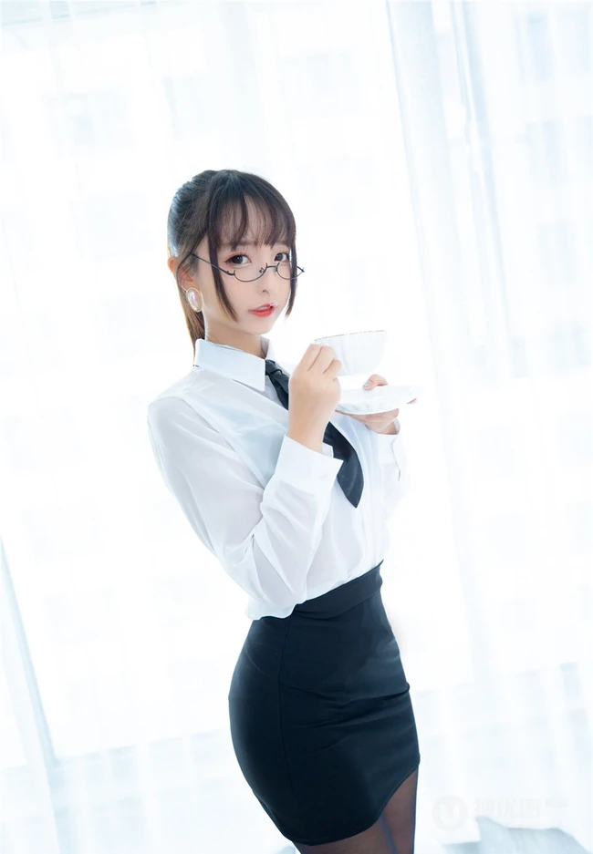 气质90后女生嫩模OL制服白衬衫、超短裙、深袜袜室内氛围写真吸睛图片