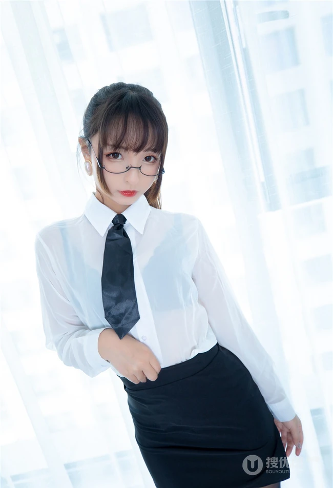 气质90后女生嫩模OL制服白衬衫、超短裙、深袜袜室内氛围写真吸睛图片