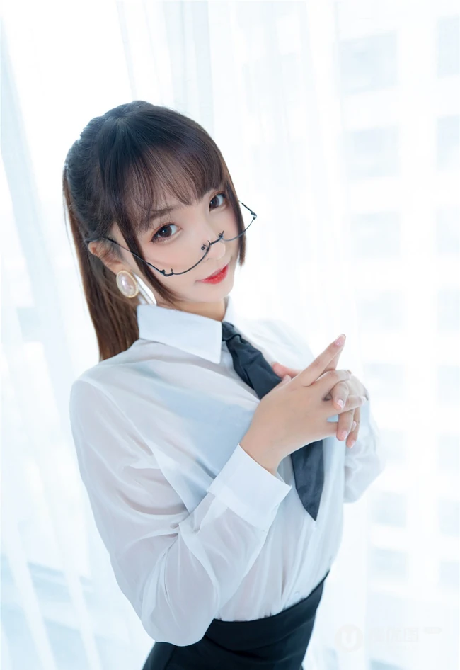气质90后女生嫩模OL制服白衬衫、超短裙、深袜袜室内氛围写真吸睛图片