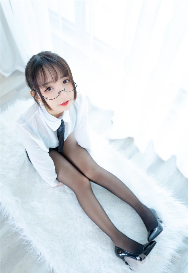 气质90后女生嫩模OL制服白衬衫、超短裙、深袜袜室内氛围写真吸睛图片