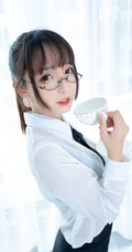 气质90后女生嫩模OL制服白衬衫、超短裙、深袜袜室内氛围写真吸睛图片