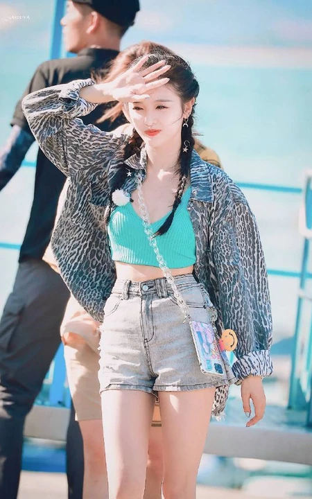 路人镜头下的吴宣仪，吴宣仪录制节目清新热裤着身夏日街拍美照