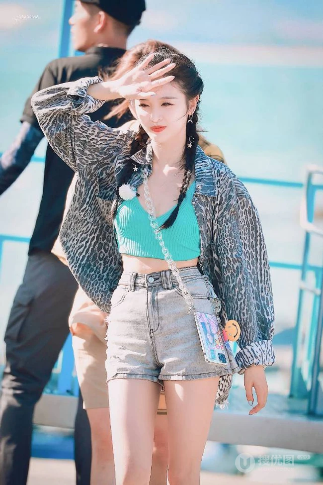 路人镜头下的吴宣仪，吴宣仪录制节目清新热裤着身夏日街拍美照