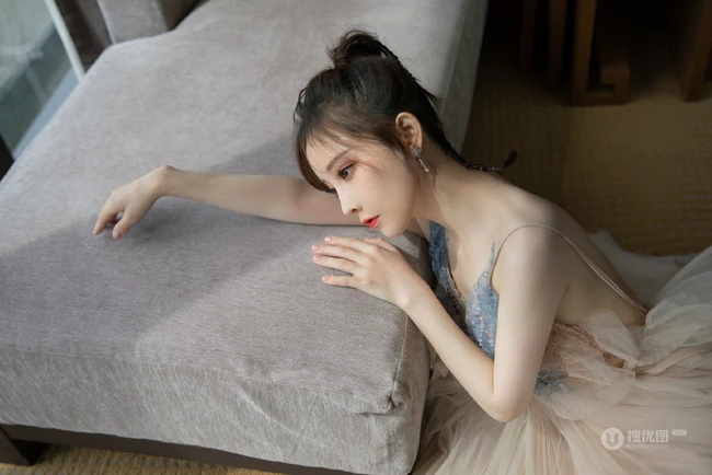 冯提莫轻纱露背长裙气质写真，肌肤雪白，娇俏动人