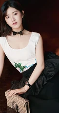 赵露思白衣黑裙清新时尚动人写真，展现法式浪漫风情