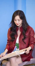 杨幂录制综艺节目美照，皮衣短裤酷感十足