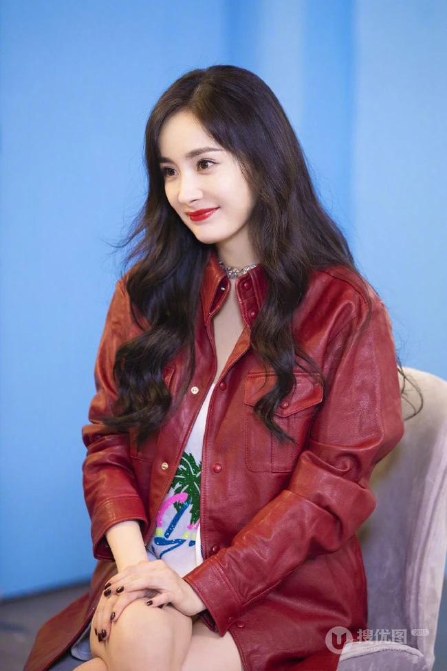 杨幂录制综艺节目美照，皮衣短裤酷感十足
