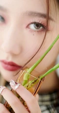 孟美岐气场十足高冷写真，格纹连衣短裙加长筒黑靴，又酷又飒