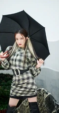 孟美岐气场十足高冷写真，格纹连衣短裙加长筒黑靴，又酷又飒
