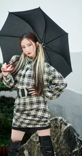 孟美岐气场十足高冷写真，格纹连衣短裙加长筒黑靴，又酷又飒