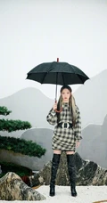 孟美岐气场十足高冷写真，格纹连衣短裙加长筒黑靴，又酷又飒